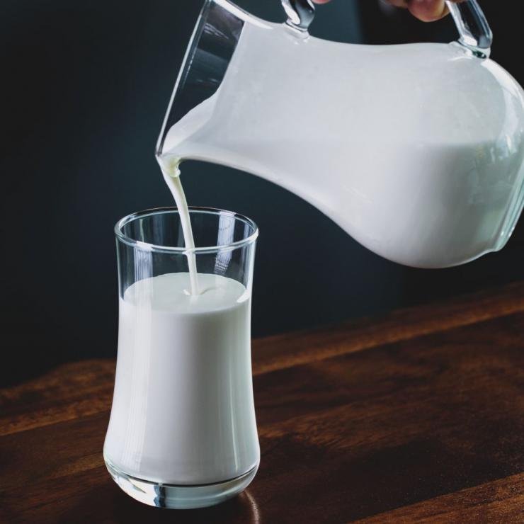 Sữa là nguyên nhân gây mụn: Đúng hay sai?